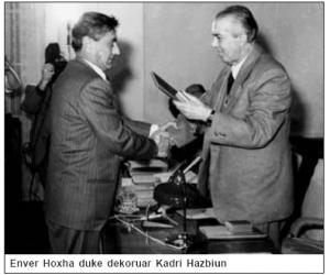 Enver-Hoxha-consegna una medaglia a Kadri-Hazbiu.jpg